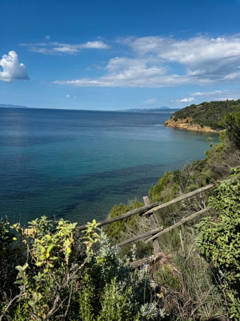 L'affaccio improvviso sulla costa e l'arrivo nel blu della Maremma